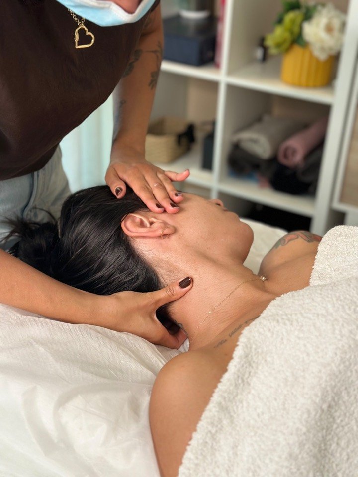 Atendimento de massagem descontraturante em Braga